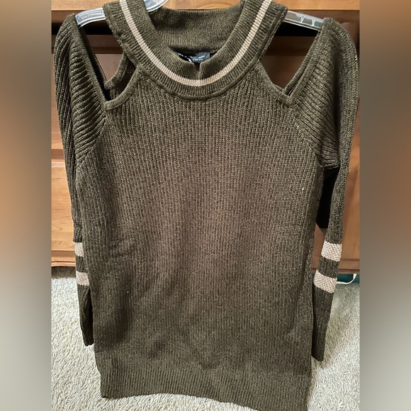 Two Tone Cold Shoulder Top - Picture 1 of 6
